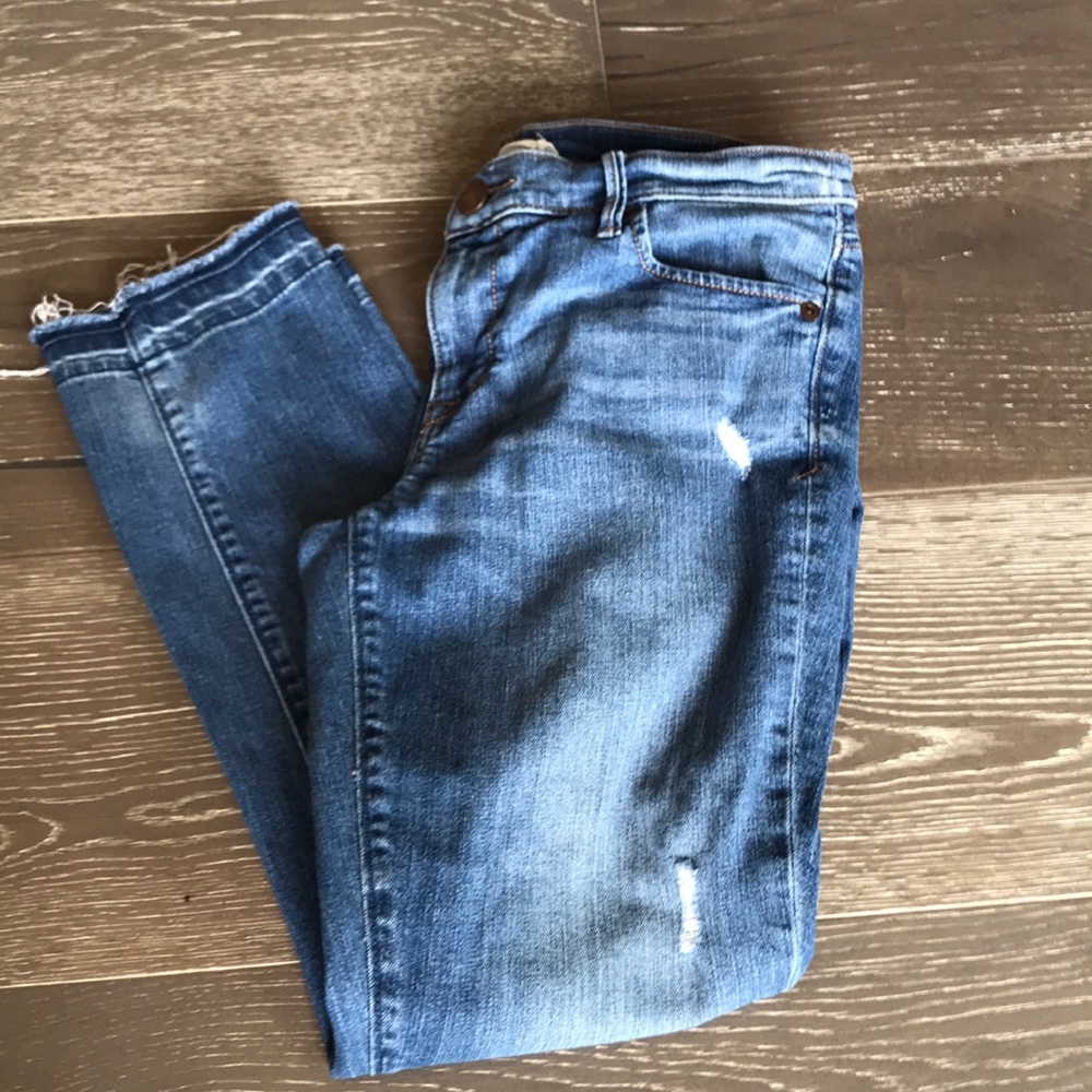 Lou & Grey Skinny Crop Distressed Jeans. Size 27.